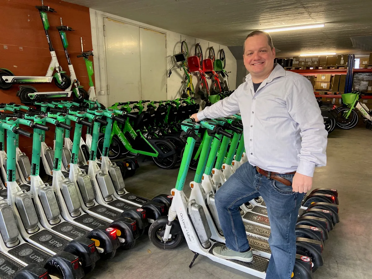 Mathias Niederberger steht vor der Flotte im Lime Warehouse.